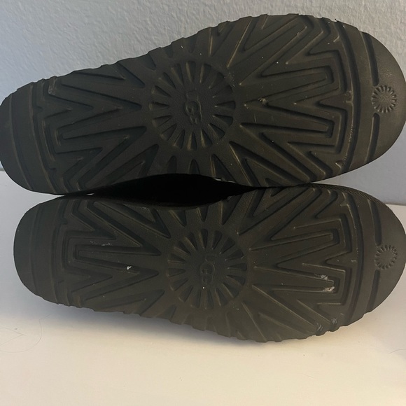 Ultra Low Uggs - Picture 7 of 8